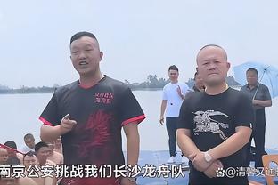 专注力！詹姆斯在今天训练中与哈姆及教练组积极讨论防守站位！