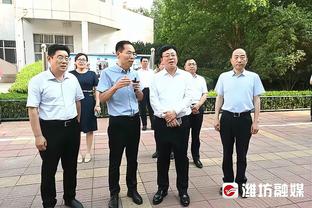 ?哈登赛后将签名篮球扔上看台 并与现场观众热情互动