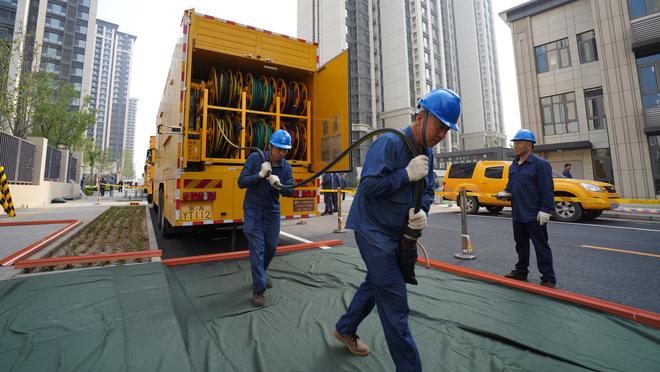 啊这……意甲美女记者遭球迷摸屁股